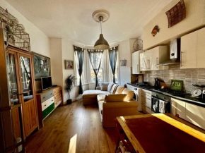 Ground Floor Apartment Sleeps 4, London Zone 2 Close to Central Victoria Line